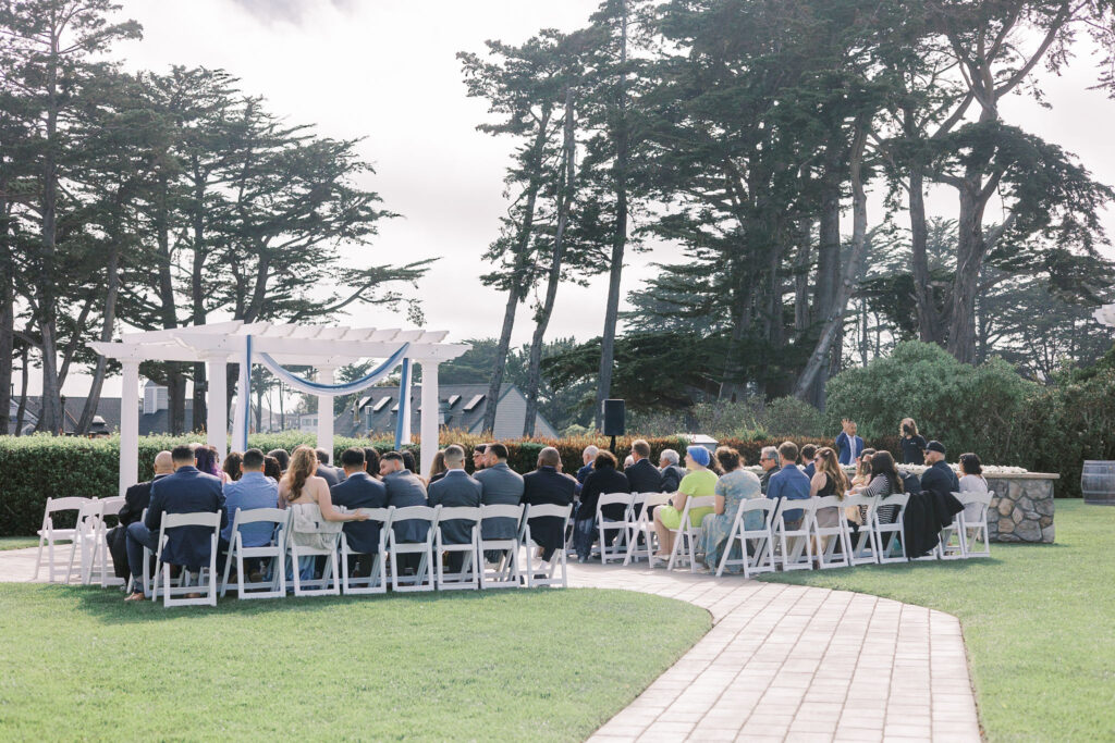 Sacramento wedding photographer captures wedding ceremony outdoors
