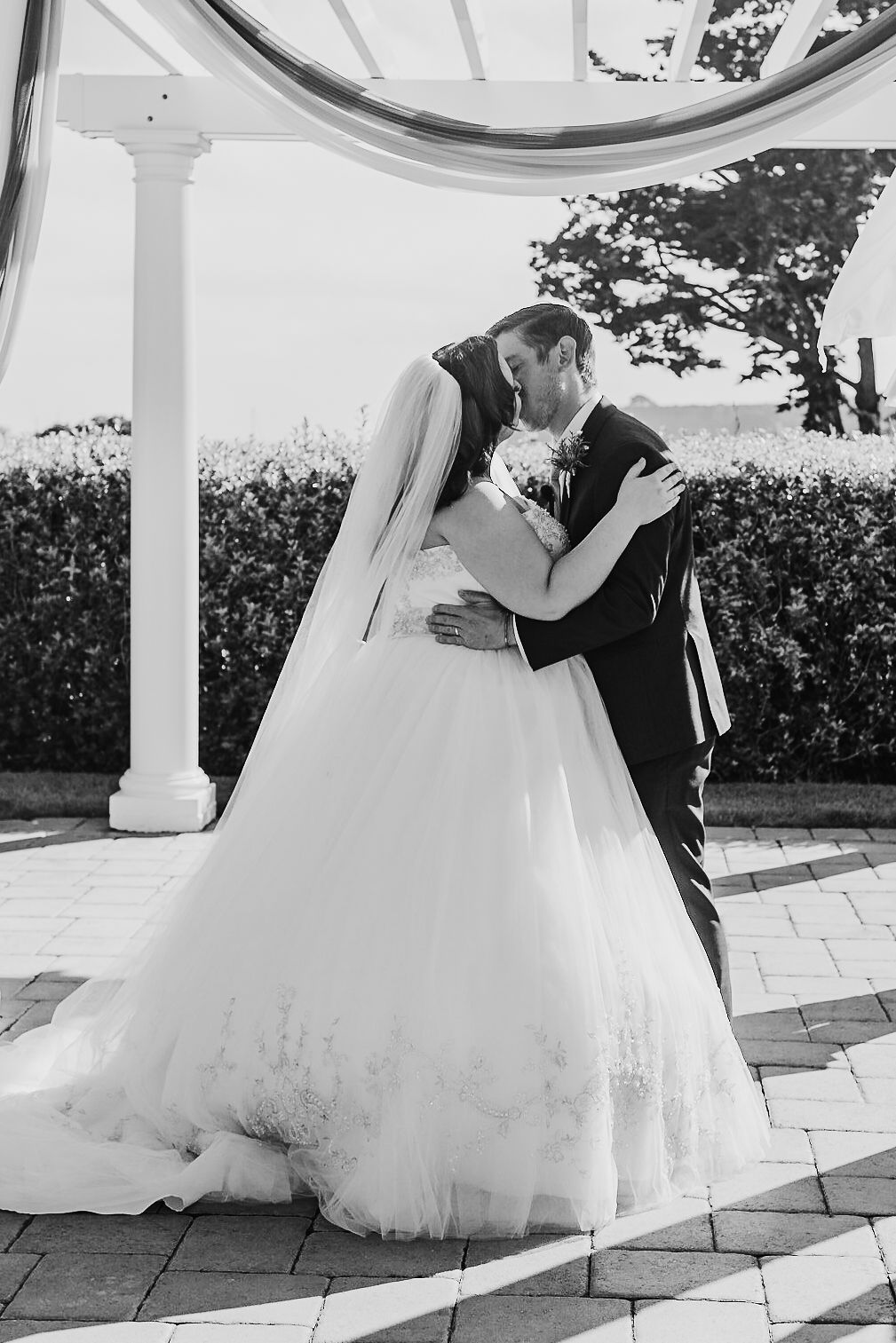 Sacramento wedding photographer captures couple kissing